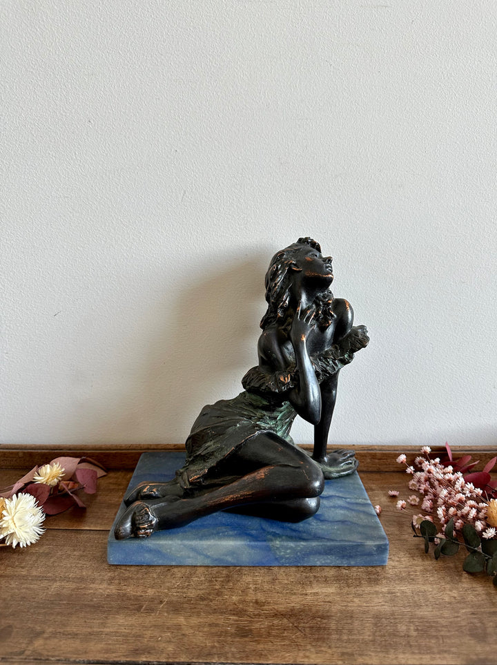 Statuette en bronze sur socle en marbre bleu