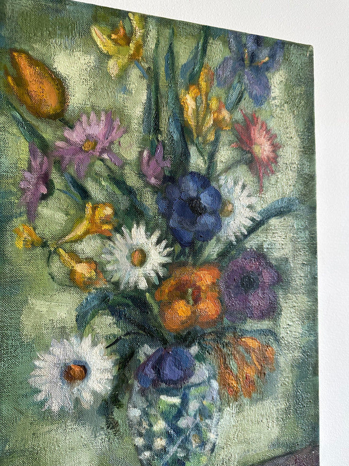 Bouquet de fleurs sur toile fond vert et table violette