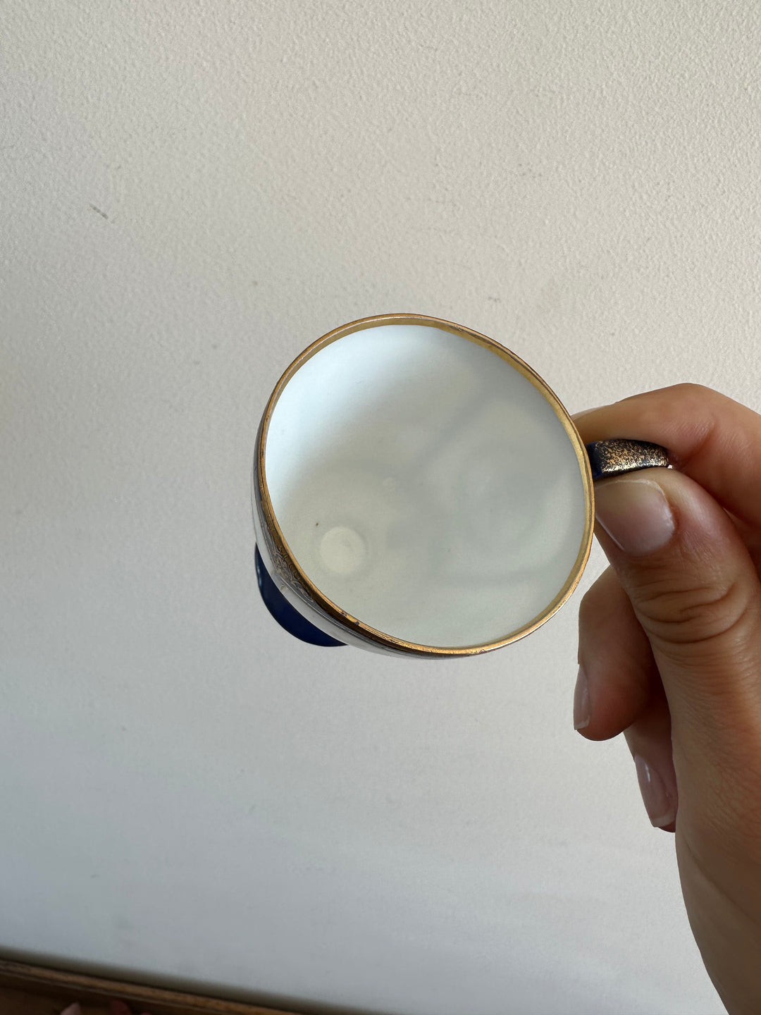 Tasse de vitrine en porcelaine et soucoupe