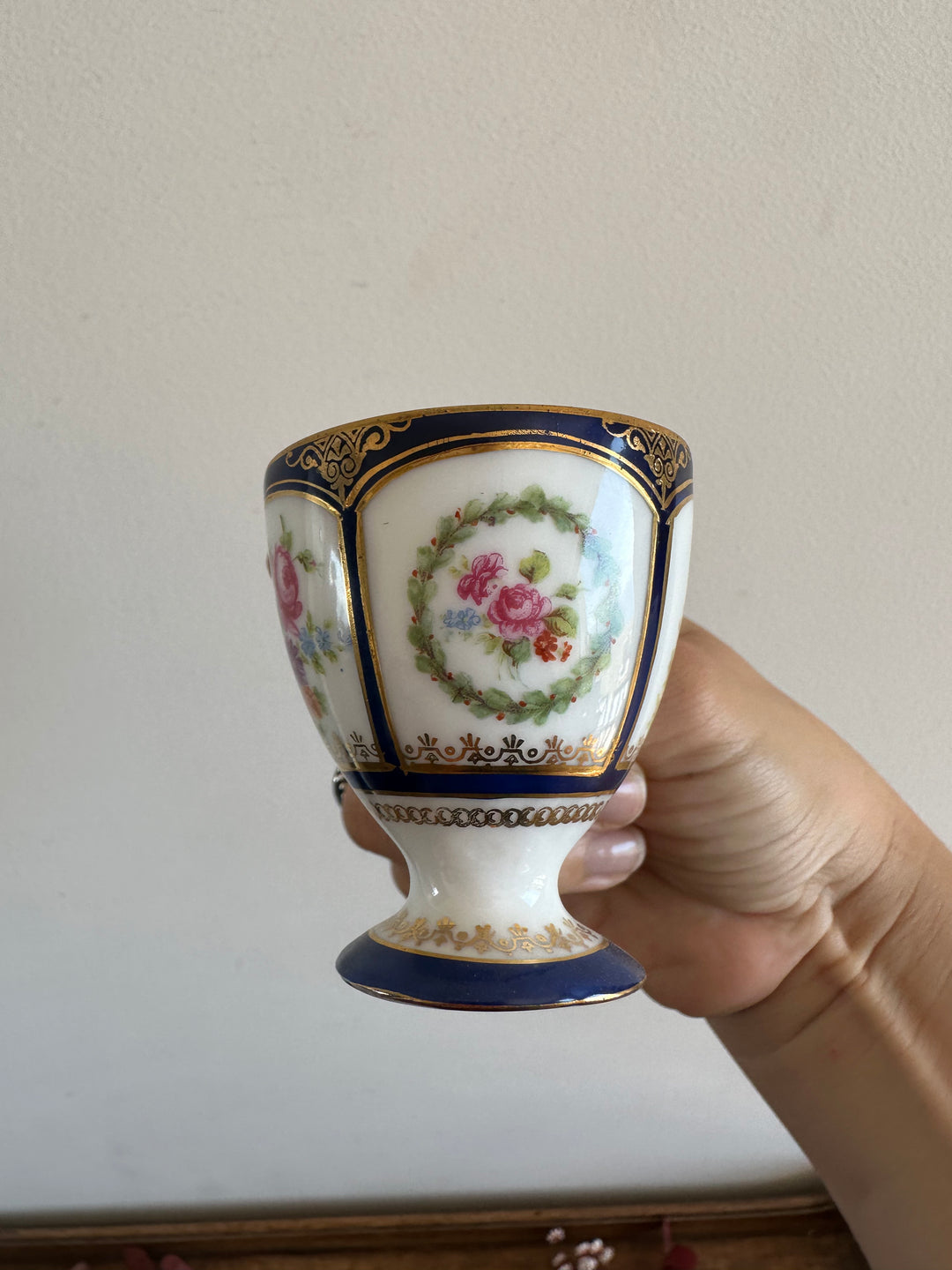 Tasse de vitrine en porcelaine et soucoupe