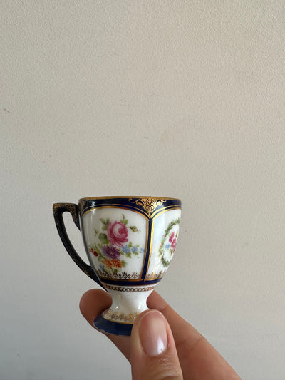 Tasse de vitrine en porcelaine et soucoupe