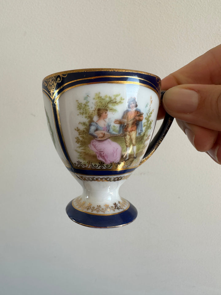 Tasse de vitrine en porcelaine et soucoupe