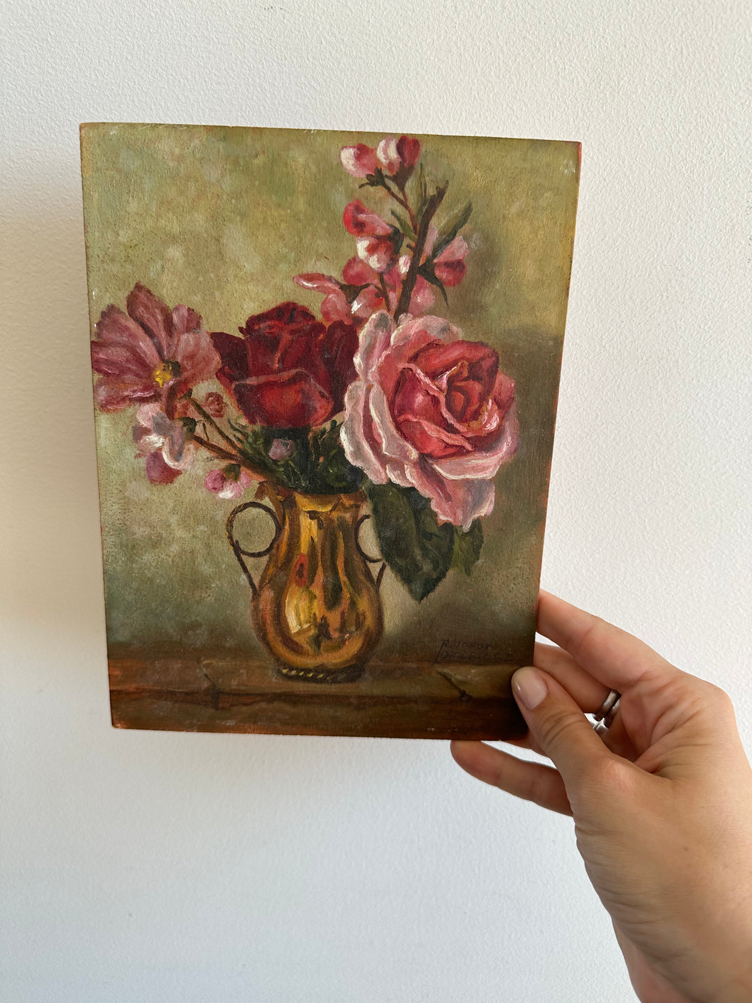 Peinture sur bois composition florale roses dans un pichet en cuivre début XXème signée au dos