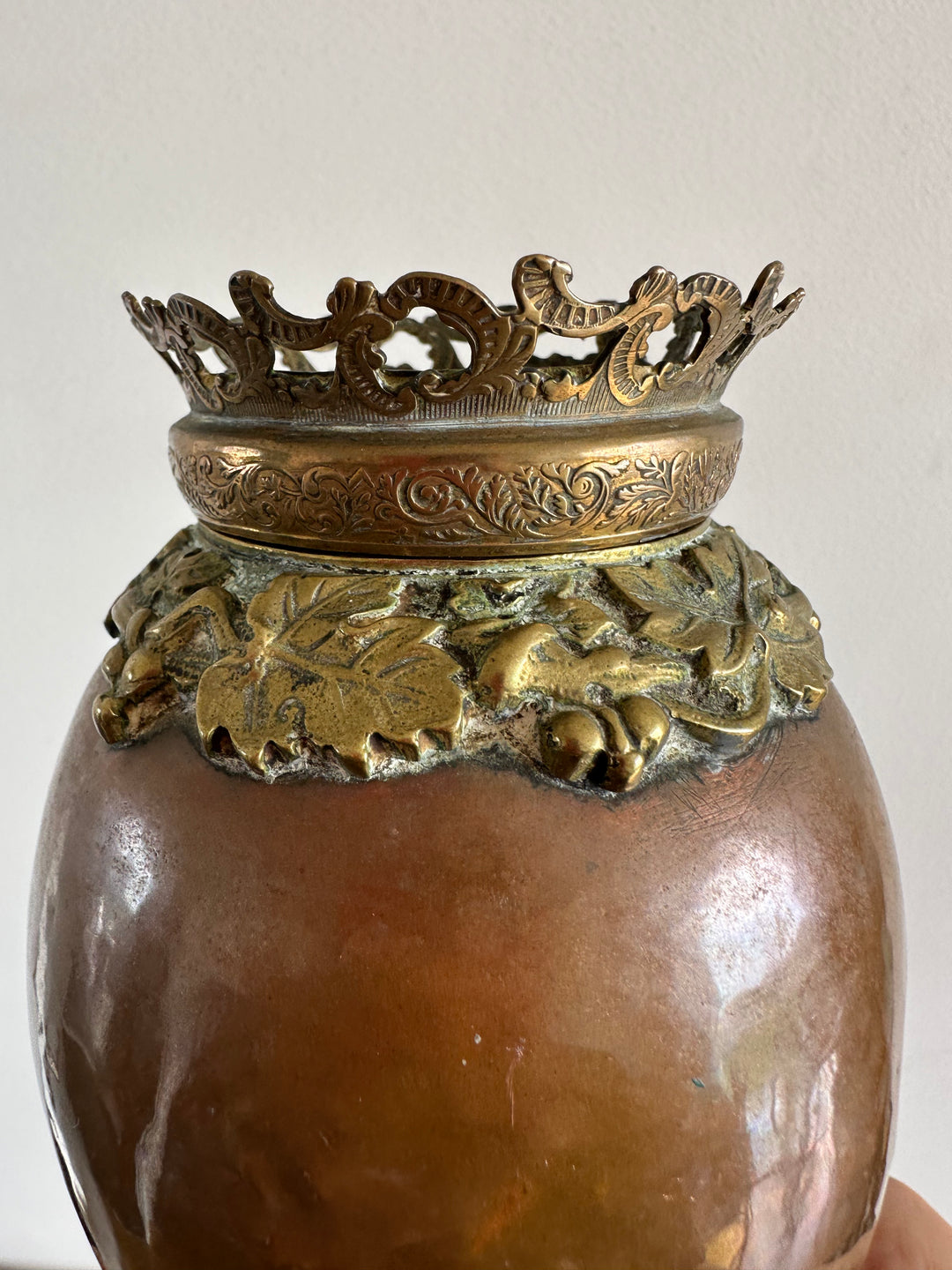 Vase rond en cuivre et laiton doré sur pied