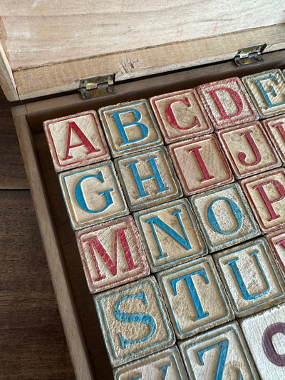 Jeu de cubes alphabétiques en bois