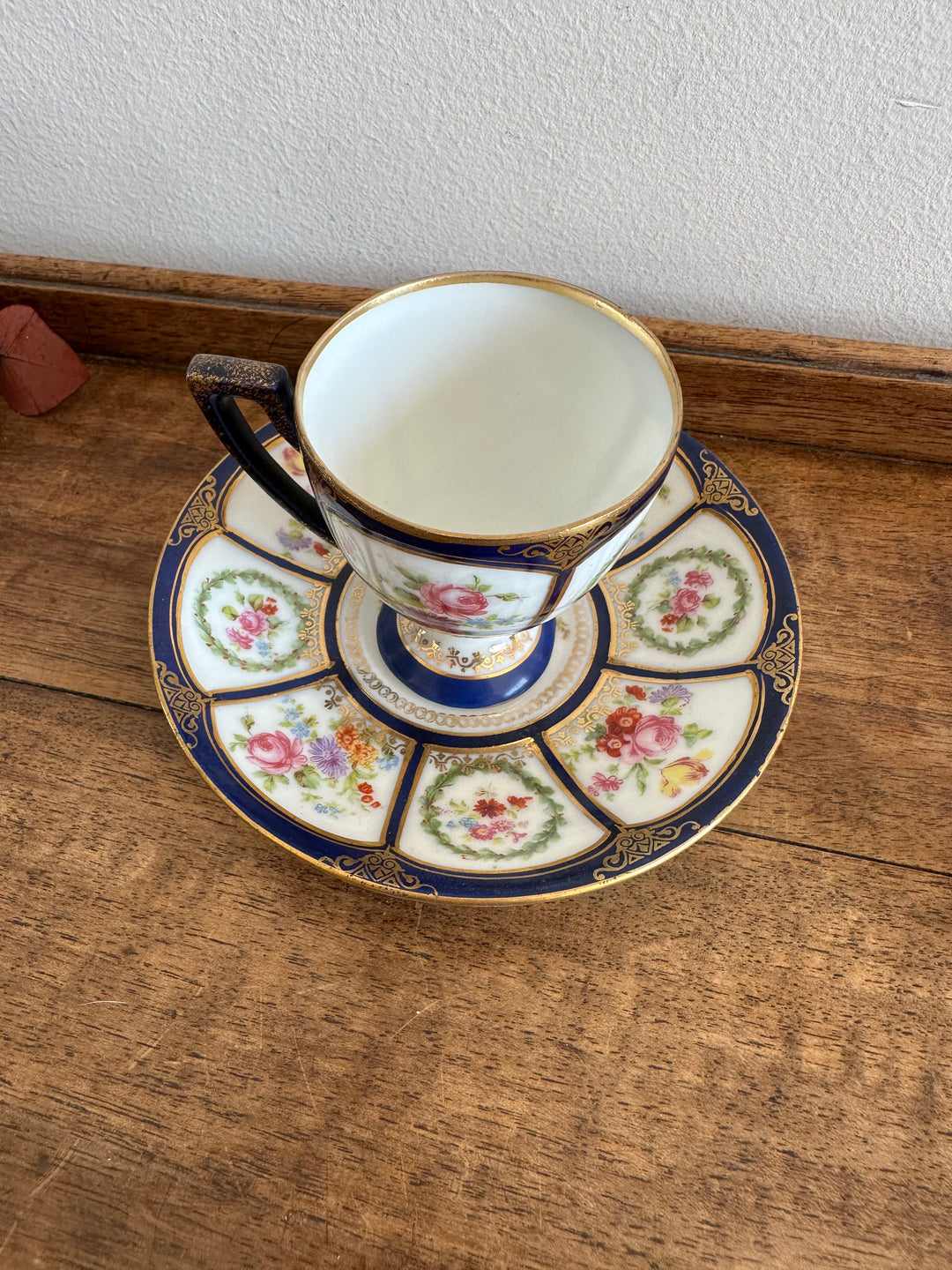 Tasse de vitrine en porcelaine et soucoupe