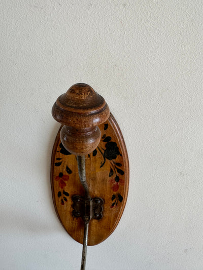 Porte manteau en bois peint à la main motifs fleurs