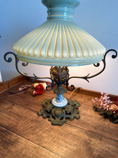 Lampe à poser en bronze et opaline verte début XXème