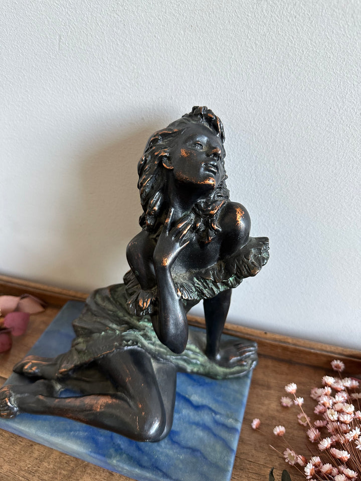 Statuette en bronze sur socle en marbre bleu