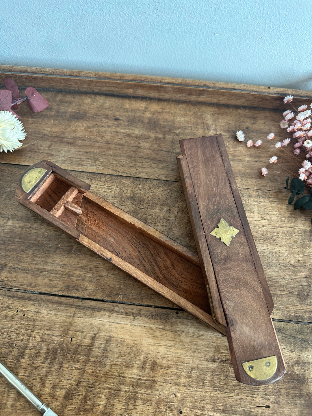 Plumier en bois et laiton avec plume en nacre