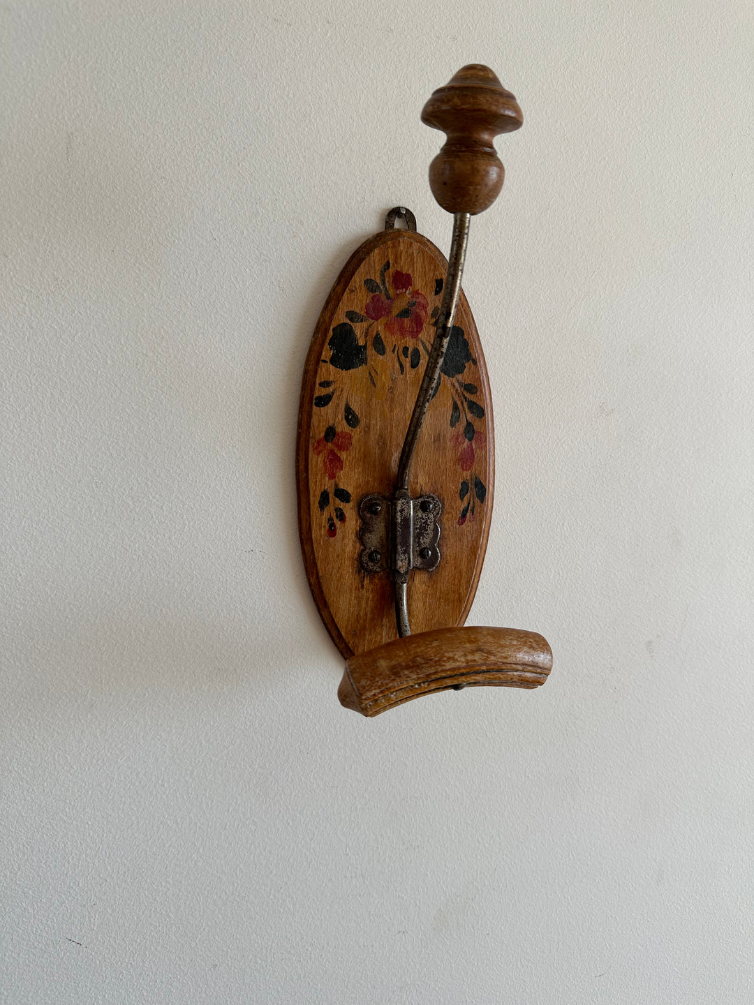 Porte manteau en bois peint à la main motifs fleurs