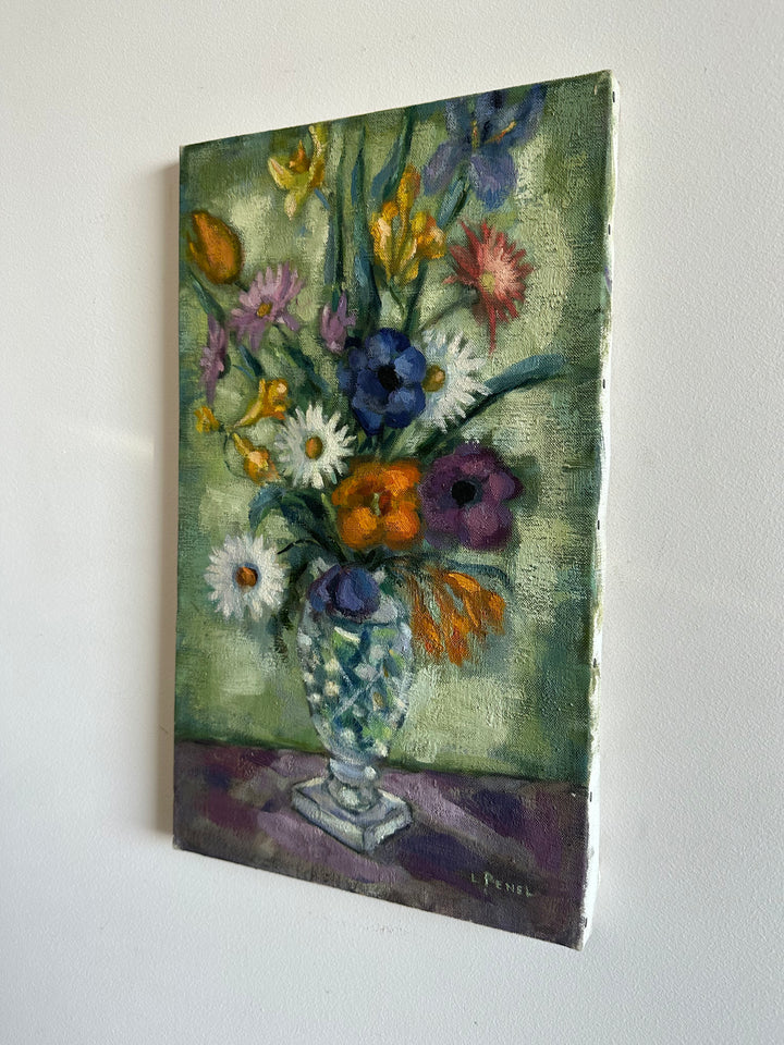 Bouquet de fleurs sur toile fond vert et table violette