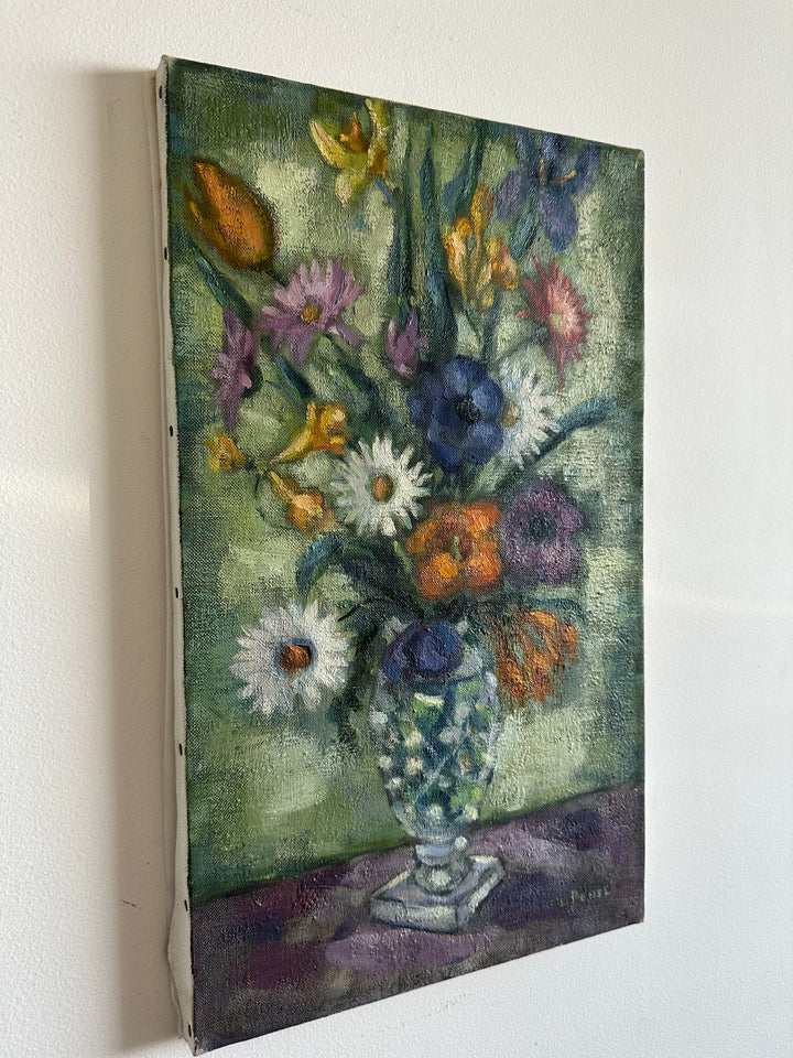 Bouquet de fleurs sur toile fond vert et table violette