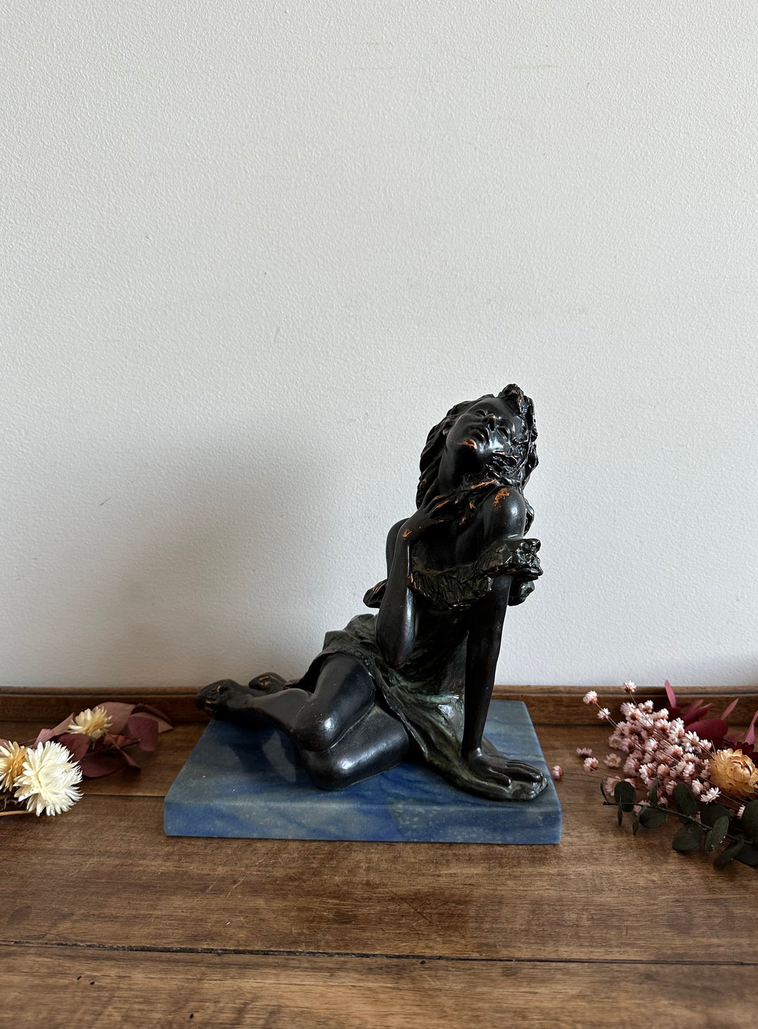 Statuette en bronze sur socle en marbre bleu