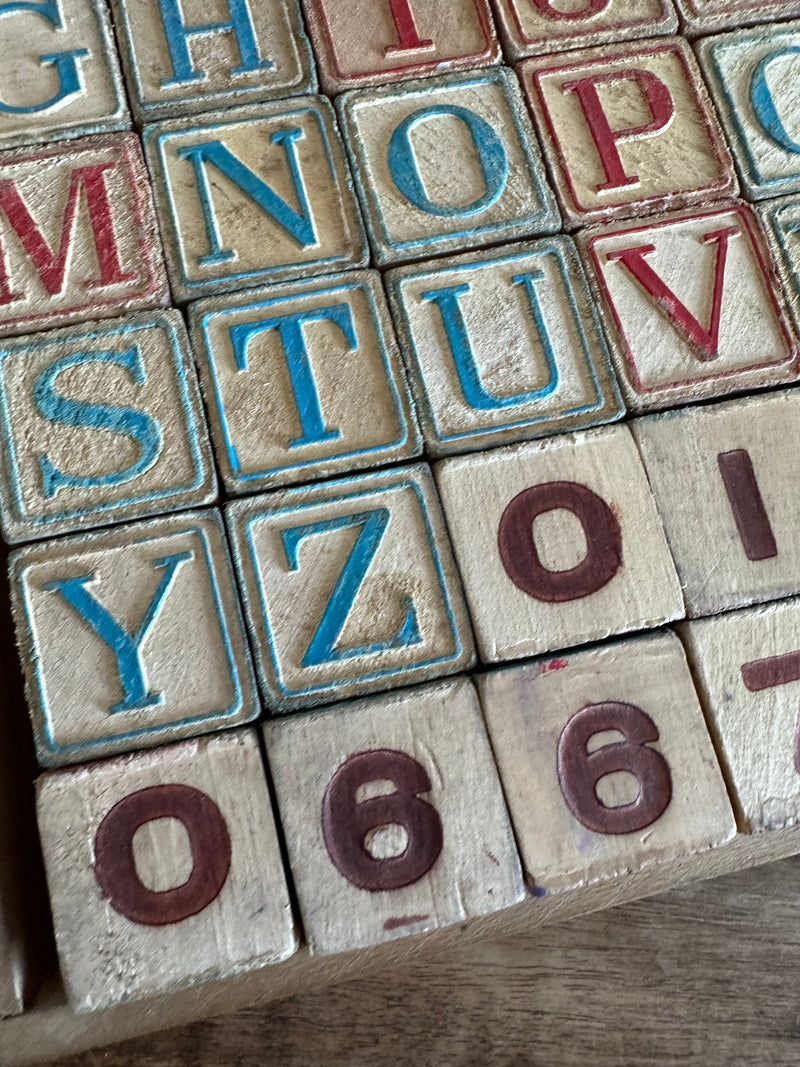 Jeu de cubes alphabétiques en bois