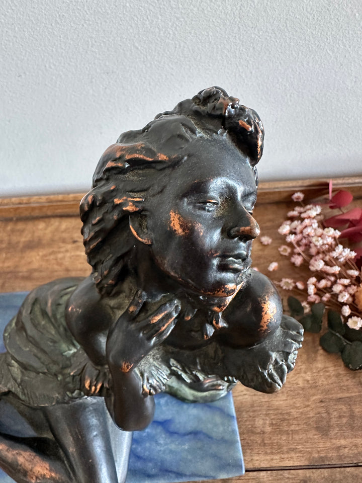 Statuette en bronze sur socle en marbre bleu