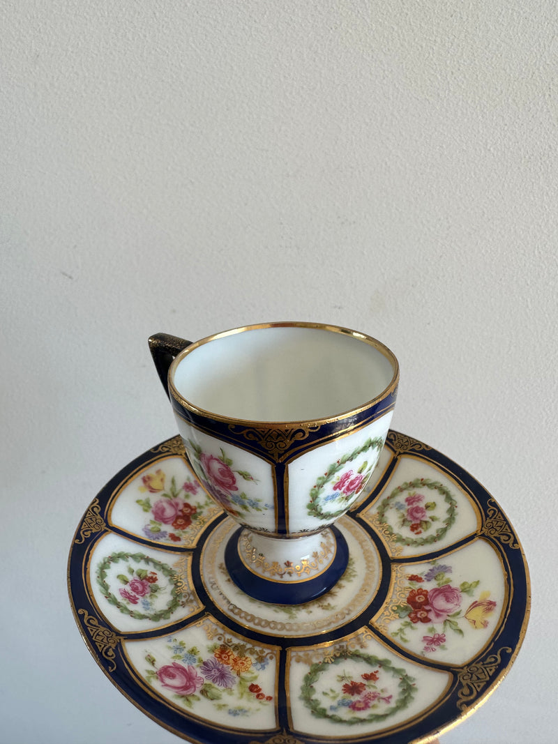 Tasse de vitrine en porcelaine et soucoupe