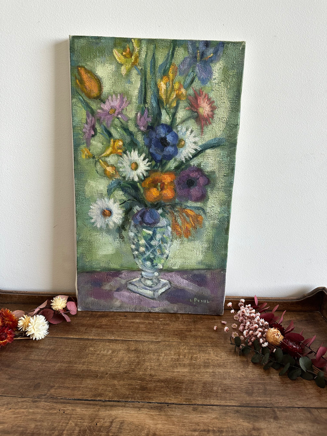 Bouquet de fleurs sur toile fond vert et table violette