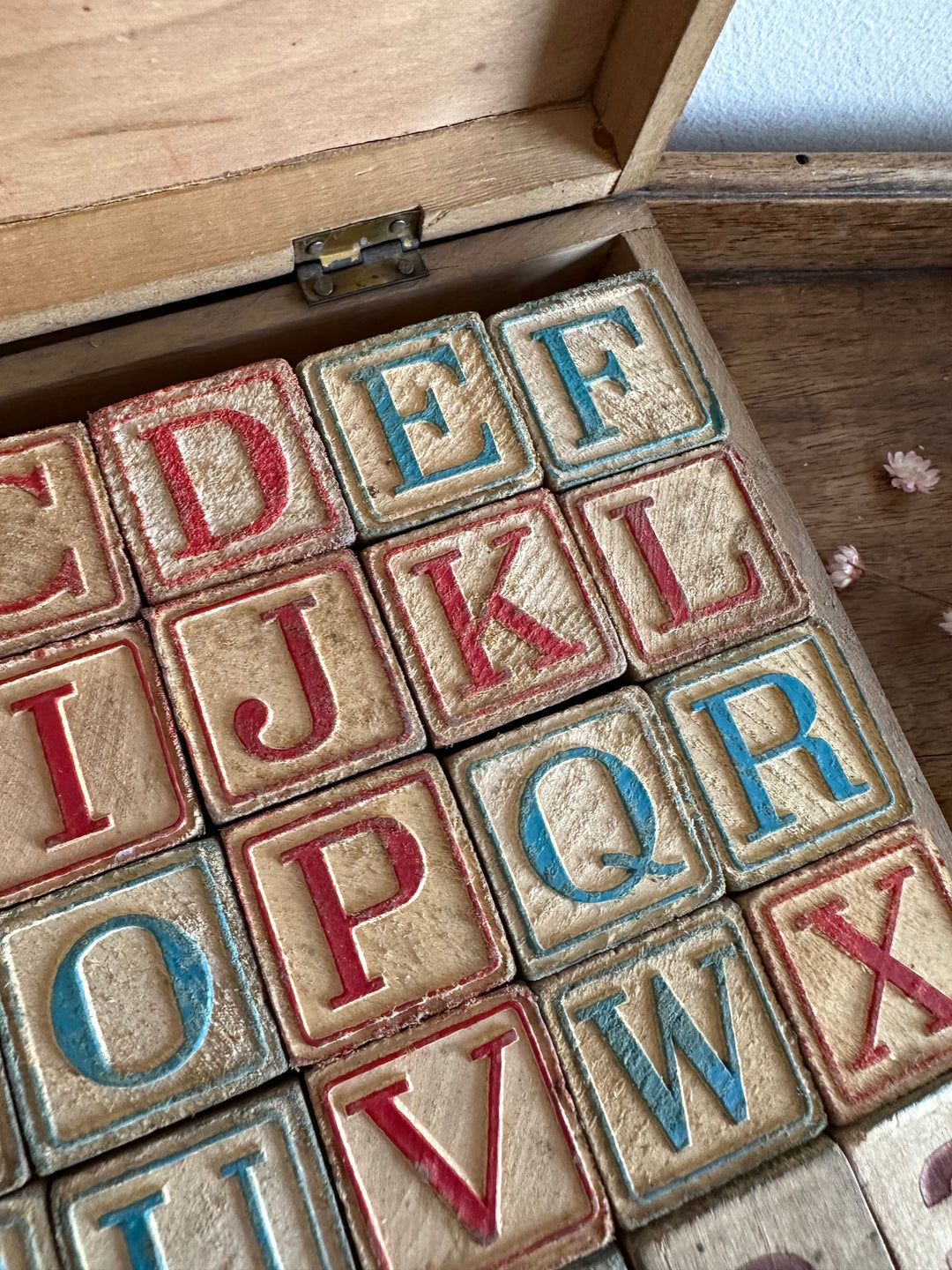 Jeu de cubes alphabétiques en bois