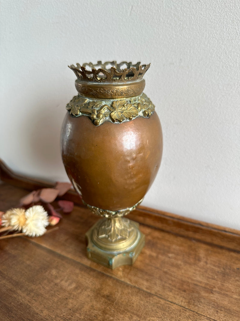 Vase rond en cuivre et laiton doré sur pied