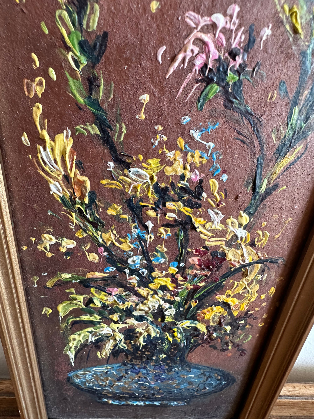 Peinture signée fleurs grimpantes dans vase bleu nuit fond marron