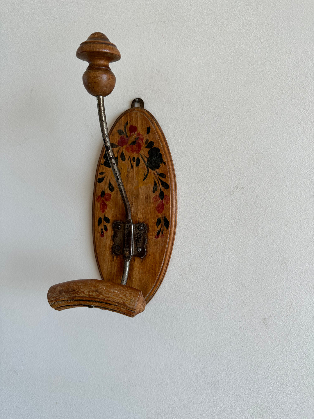 Porte manteau en bois peint à la main motifs fleurs