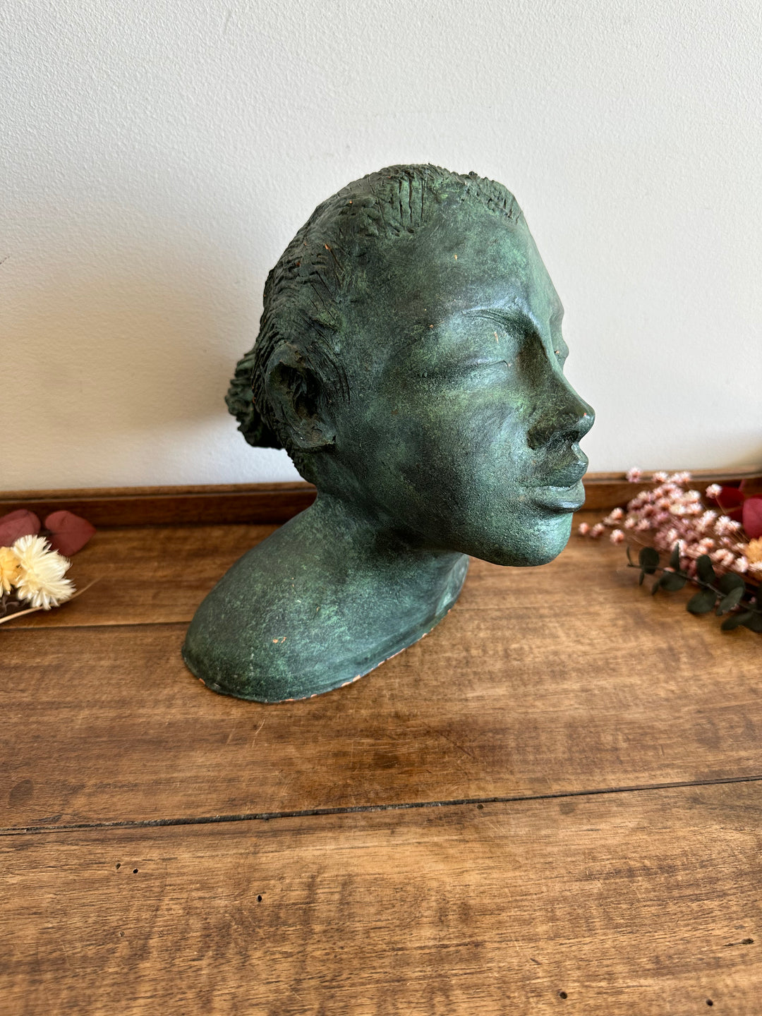 Statue jeune femme au chignon en argile