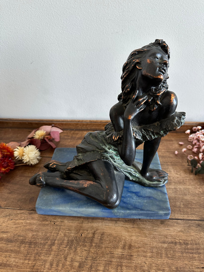 Statuette en bronze sur socle en marbre bleu