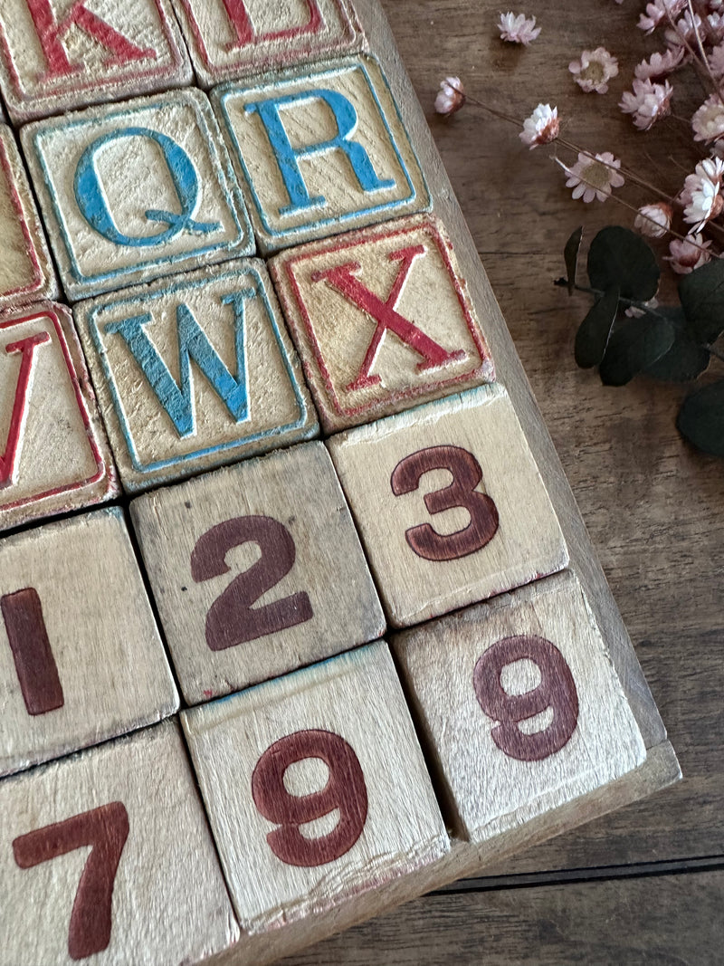 Jeu de cubes alphabétiques en bois