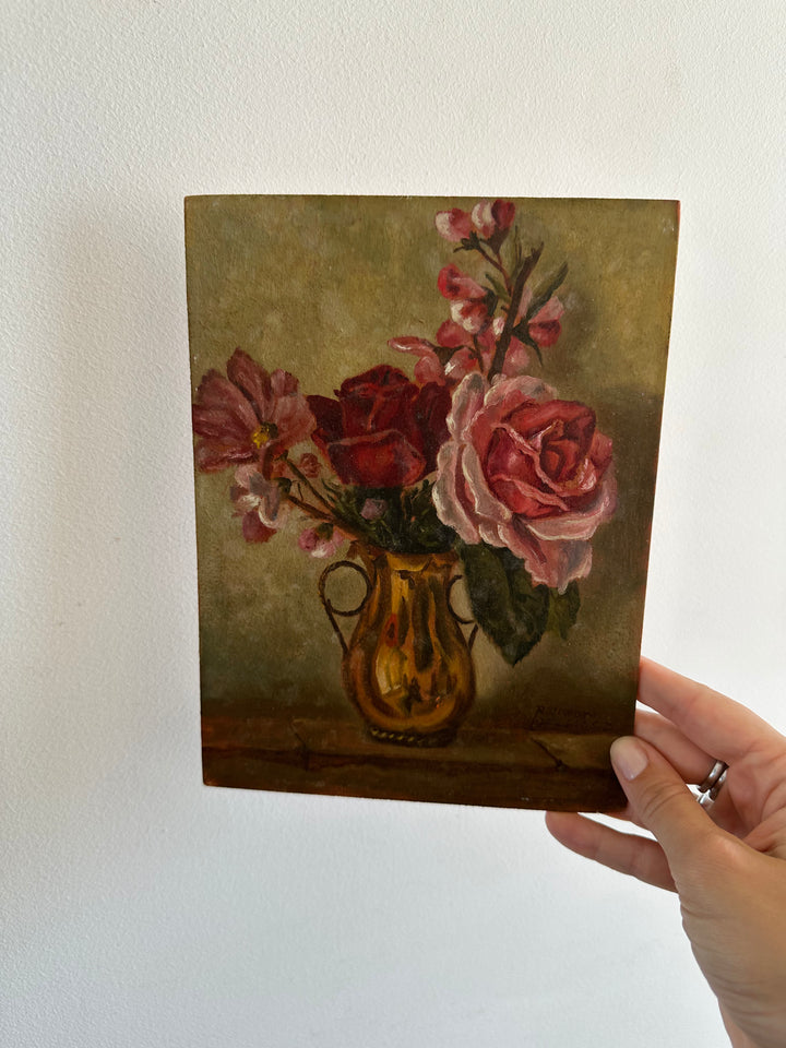 Peinture sur bois composition florale roses dans un pichet en cuivre début XXème signée au dos