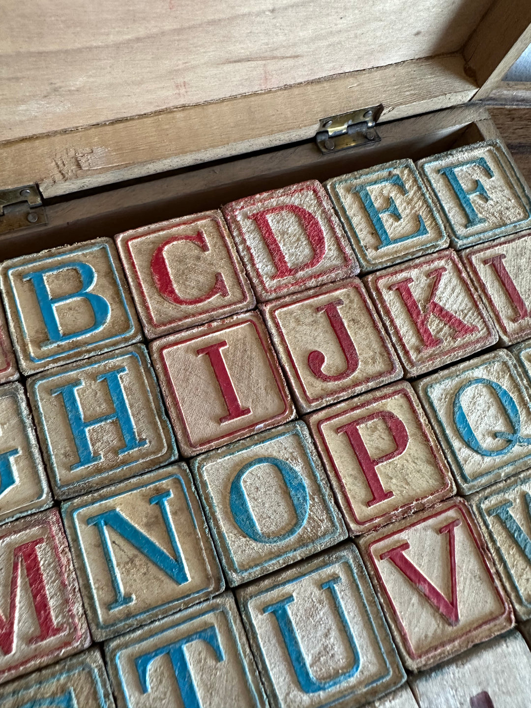 Jeu de cubes alphabétiques en bois