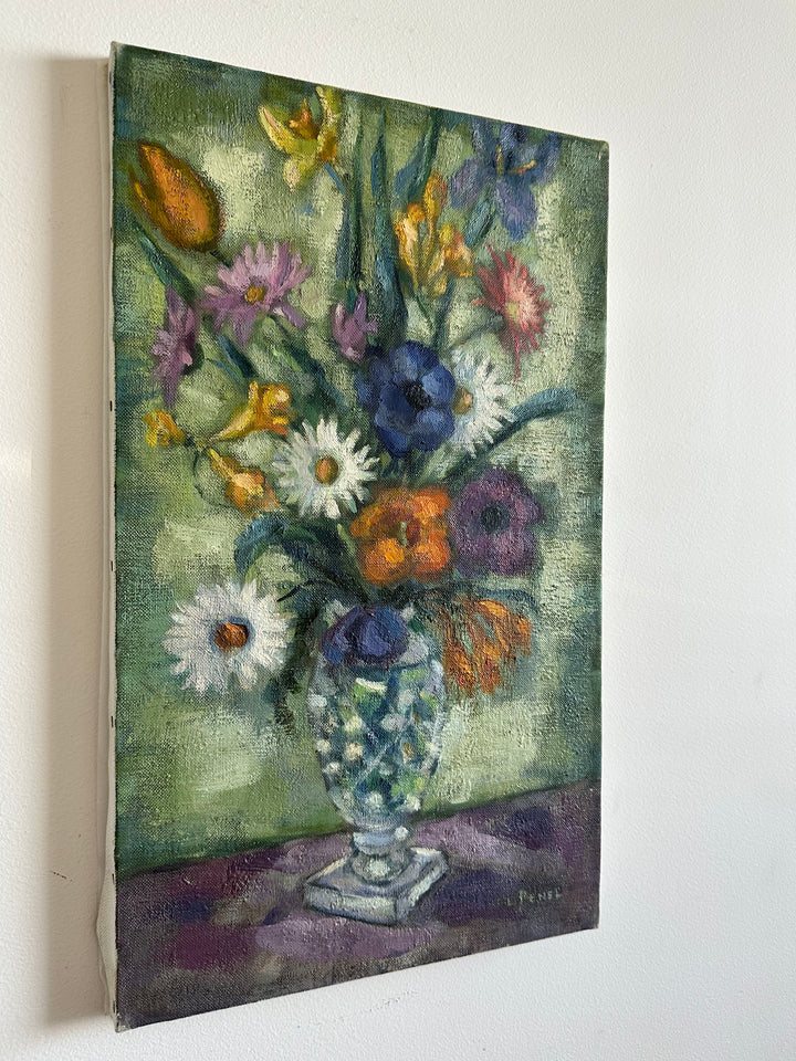 Bouquet de fleurs sur toile fond vert et table violette