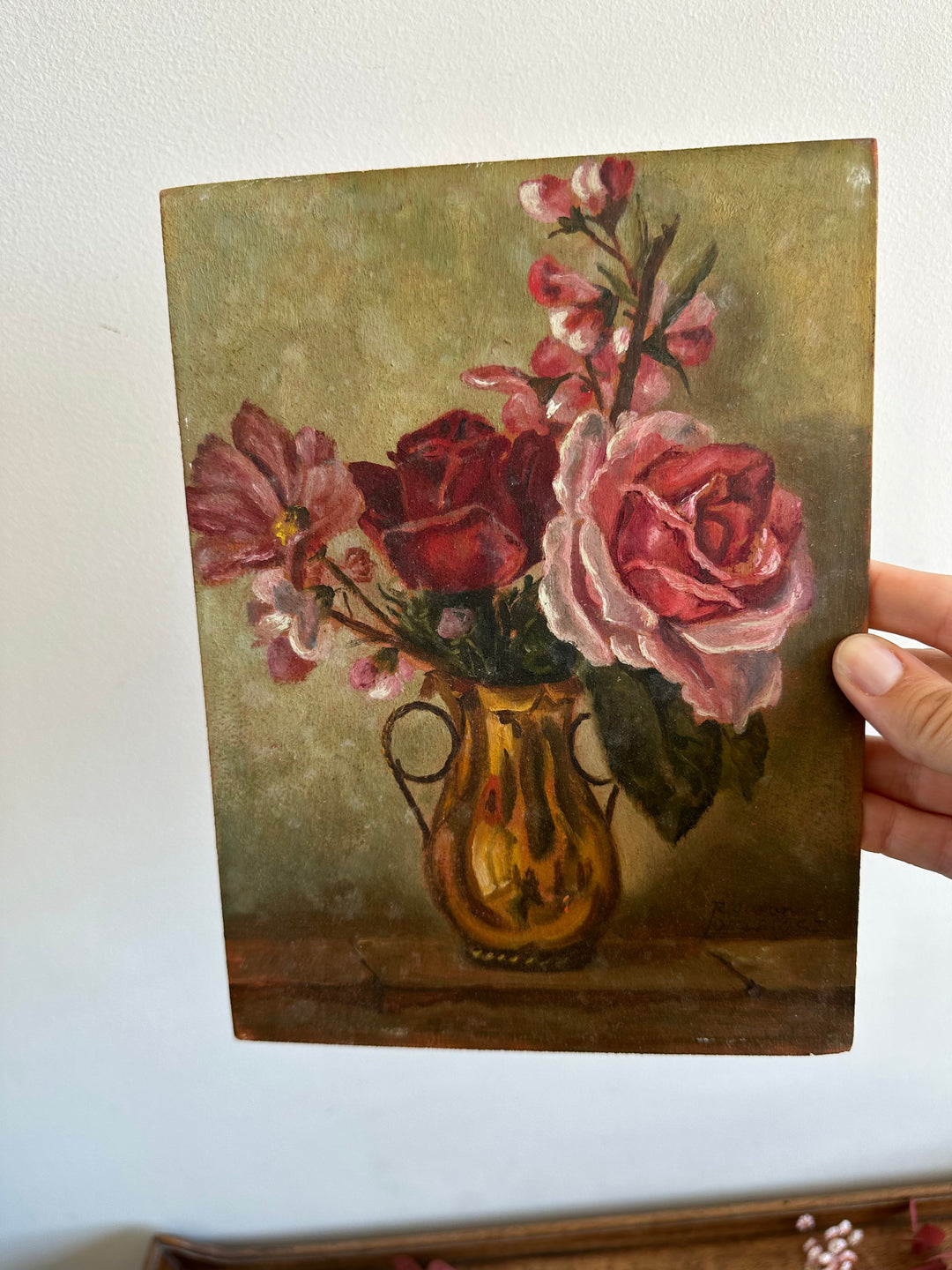 Peinture sur bois composition florale roses dans un pichet en cuivre début XXème signée au dos