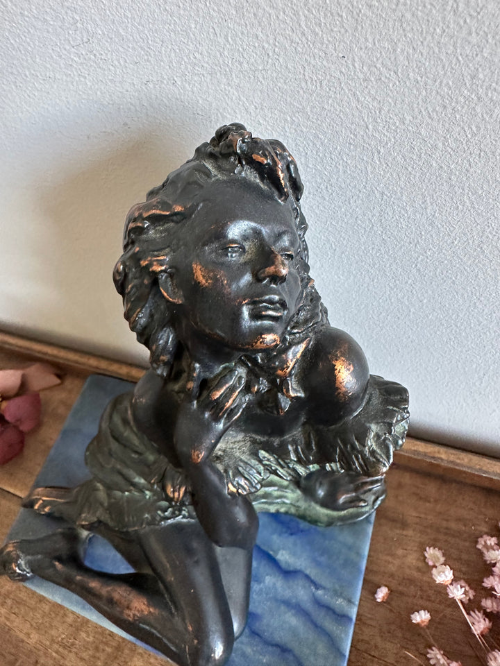 Statuette en bronze sur socle en marbre bleu