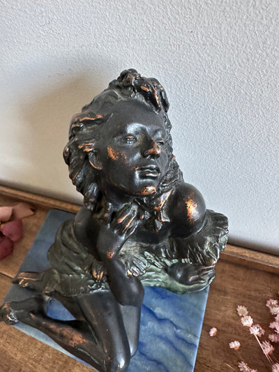 Statuette en bronze sur socle en marbre bleu