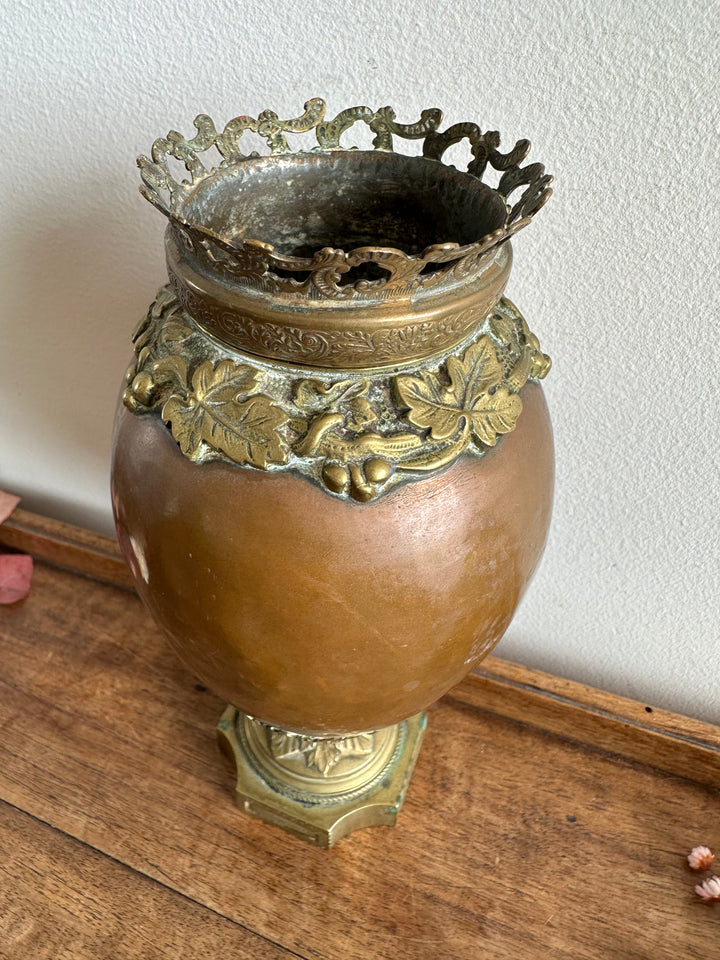 Vase rond en cuivre et laiton doré sur pied