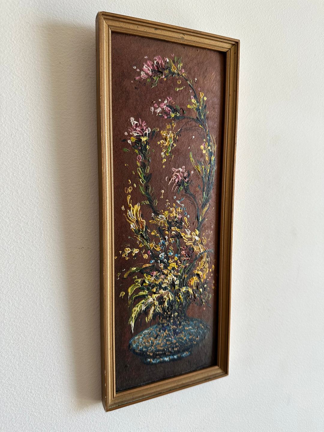 Peinture signée fleurs grimpantes dans vase bleu nuit fond marron