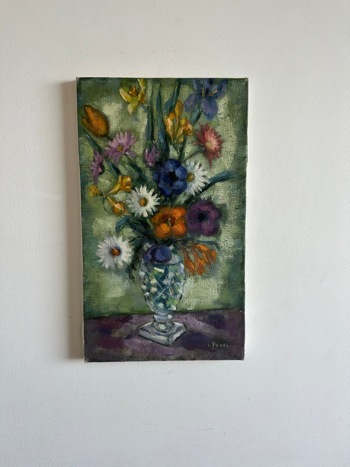 Bouquet de fleurs sur toile fond vert et table violette