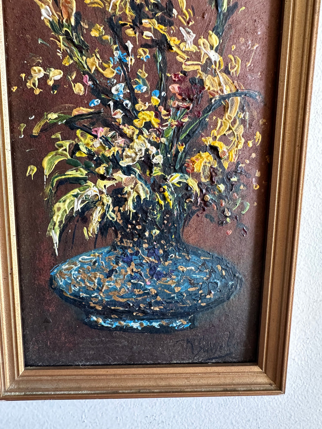 Peinture signée fleurs grimpantes dans vase bleu nuit fond marron