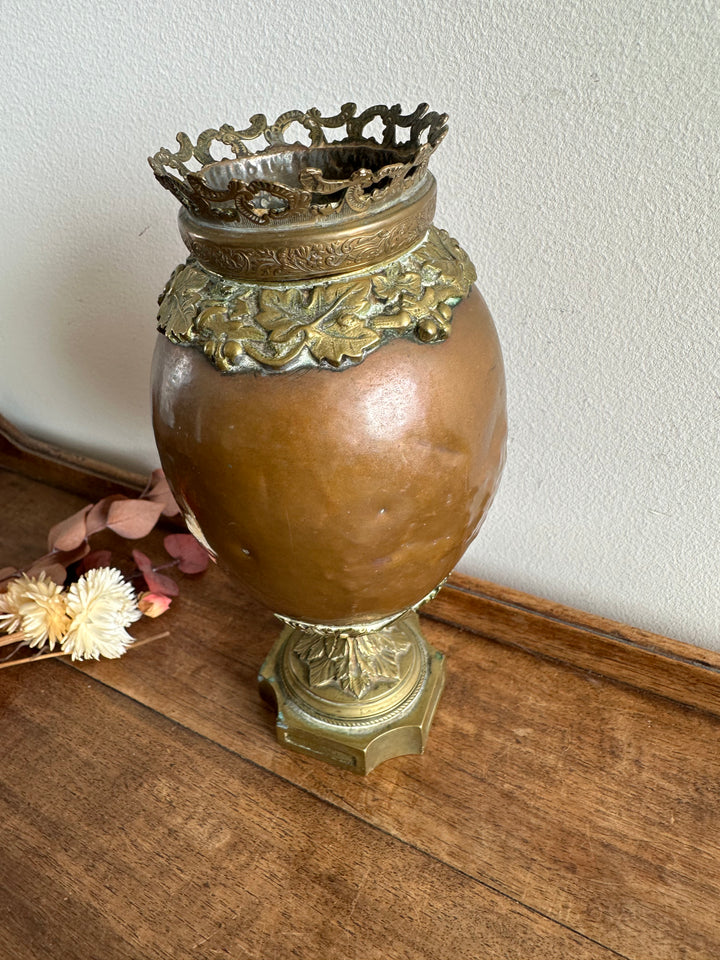 Vase rond en cuivre et laiton doré sur pied