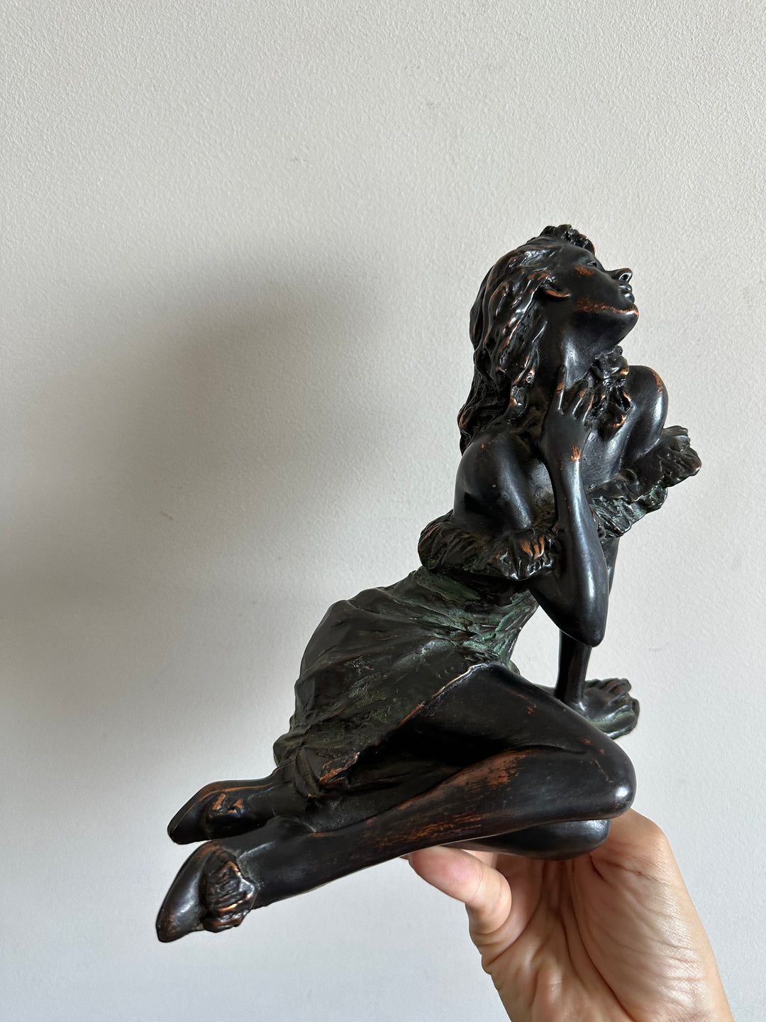 Statuette en bronze sur socle en marbre bleu