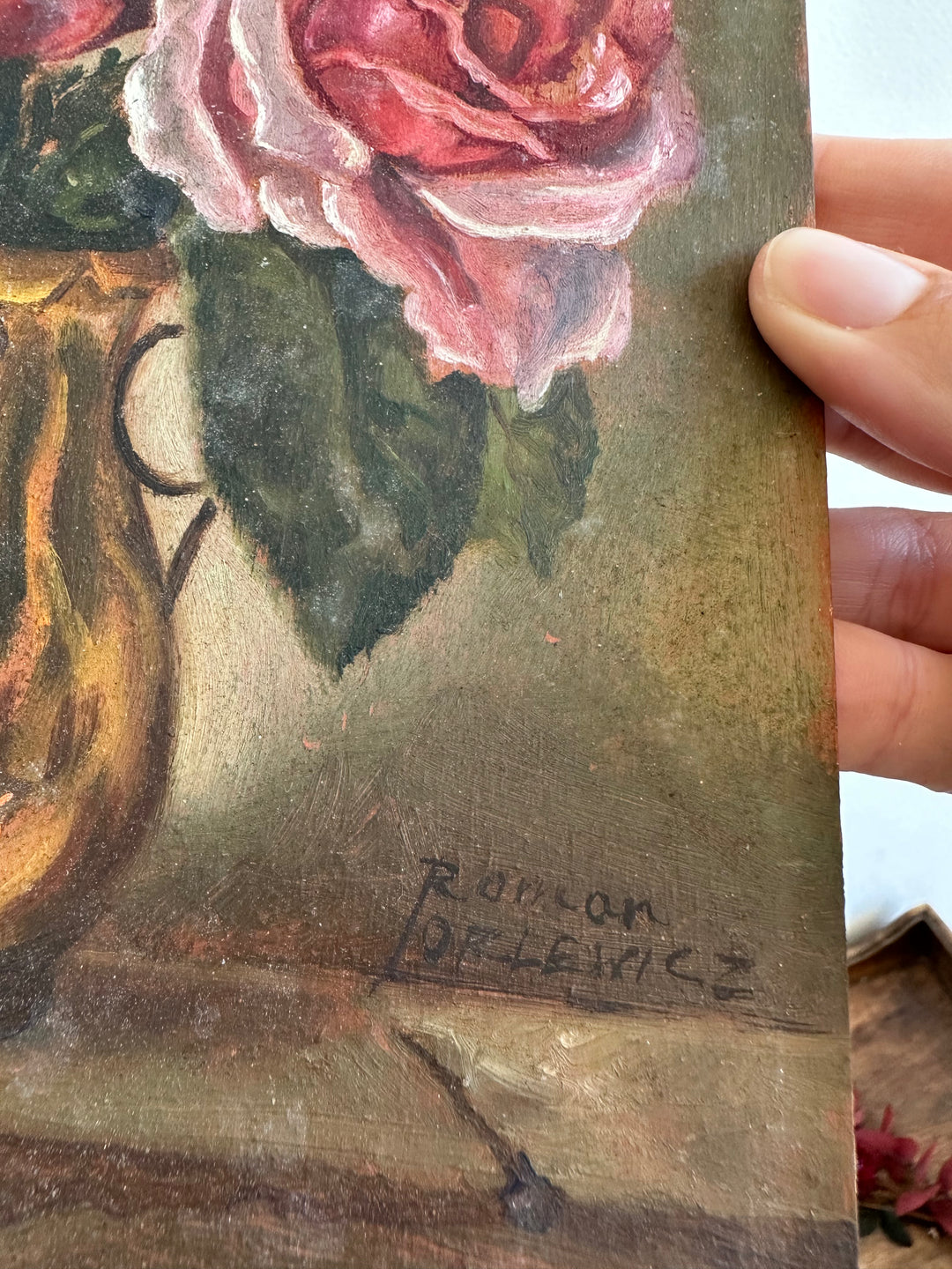 Peinture sur bois composition florale roses dans un pichet en cuivre début XXème signée au dos