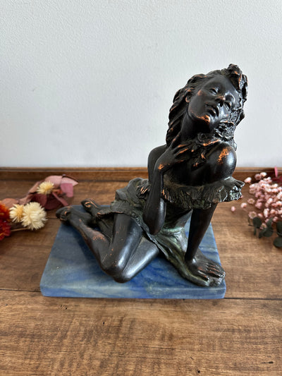 Statuette en bronze sur socle en marbre bleu