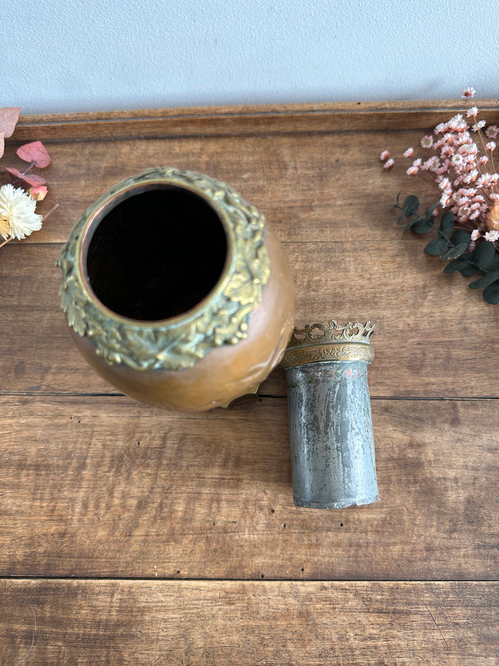 Vase rond en cuivre et laiton doré sur pied