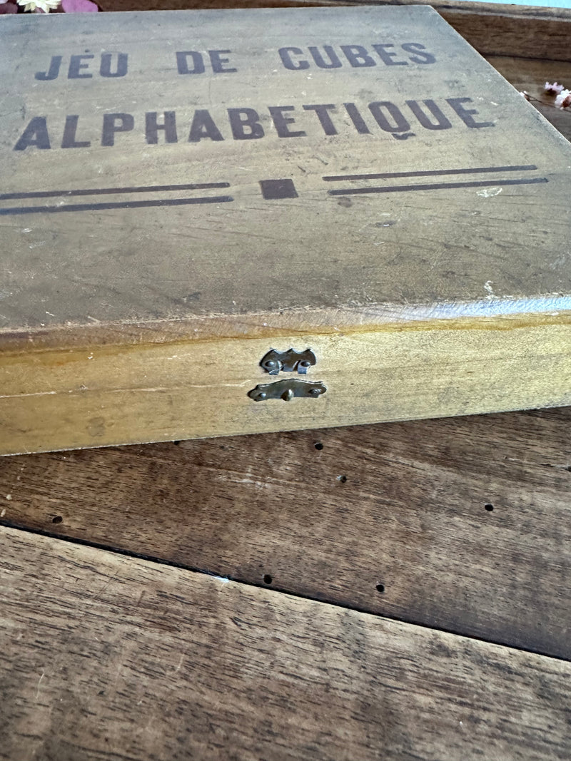 Jeu de cubes alphabétiques en bois