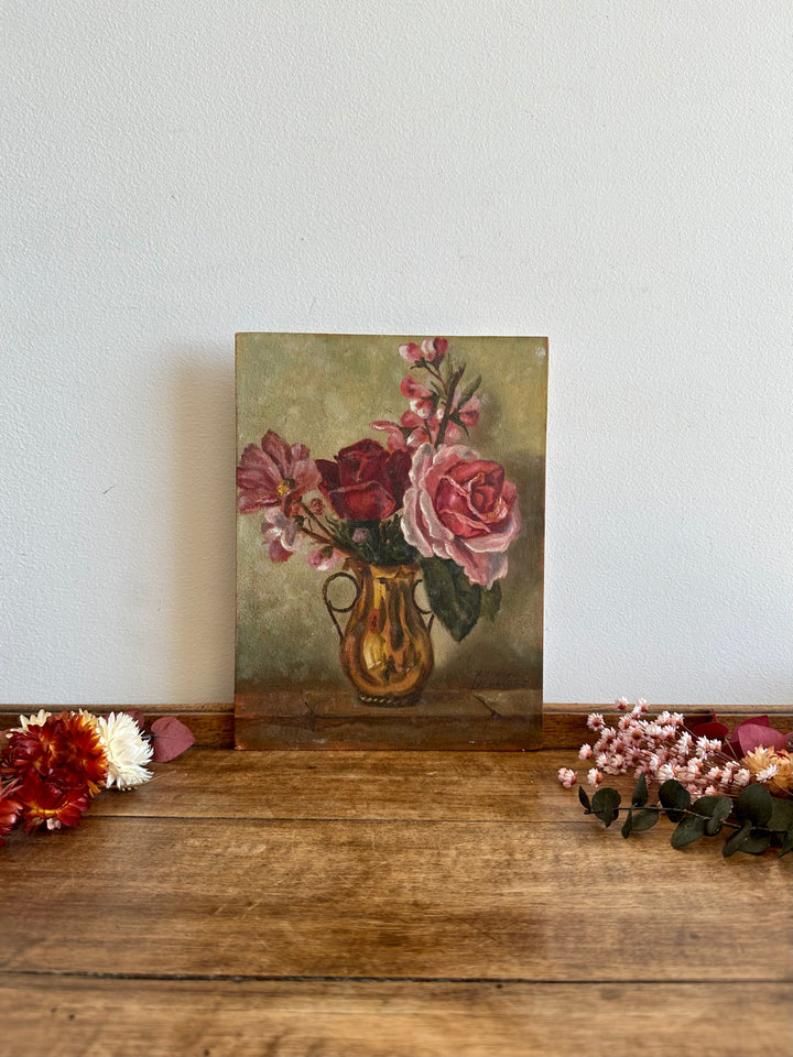 Peinture sur bois composition florale roses dans un pichet en cuivre début XXème signée au dos