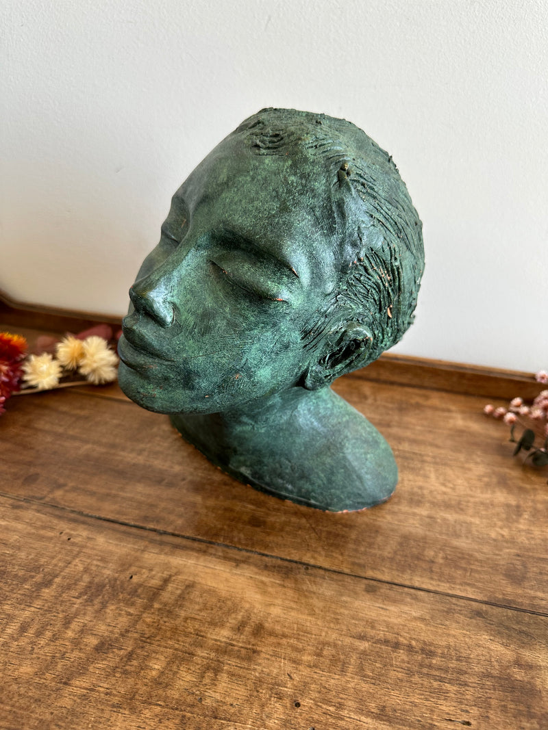 Statue jeune femme au chignon en argile