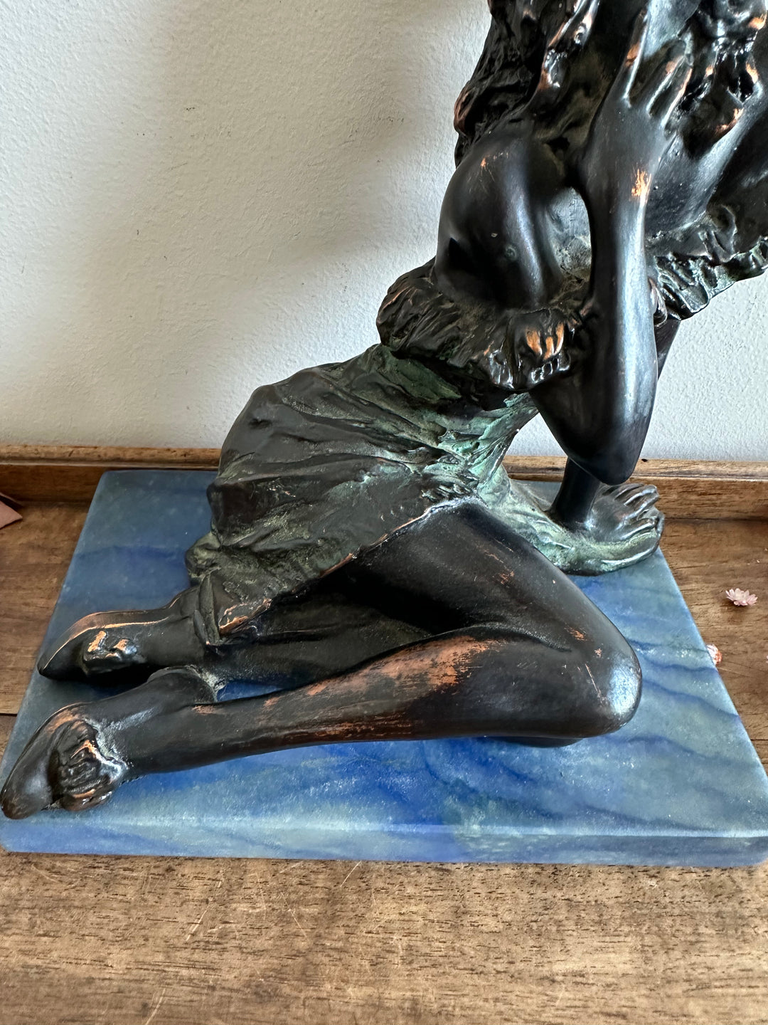 Statuette en bronze sur socle en marbre bleu