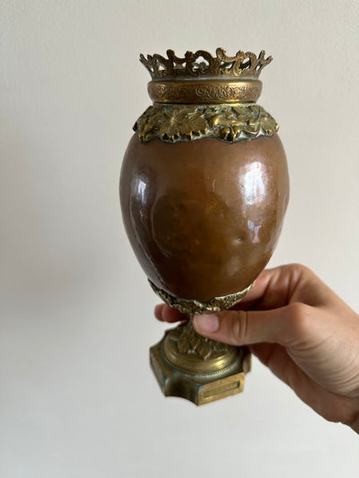 Vase rond en cuivre et laiton doré sur pied