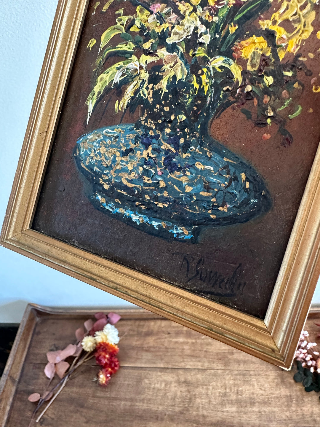 Peinture signée fleurs grimpantes dans vase bleu nuit fond marron